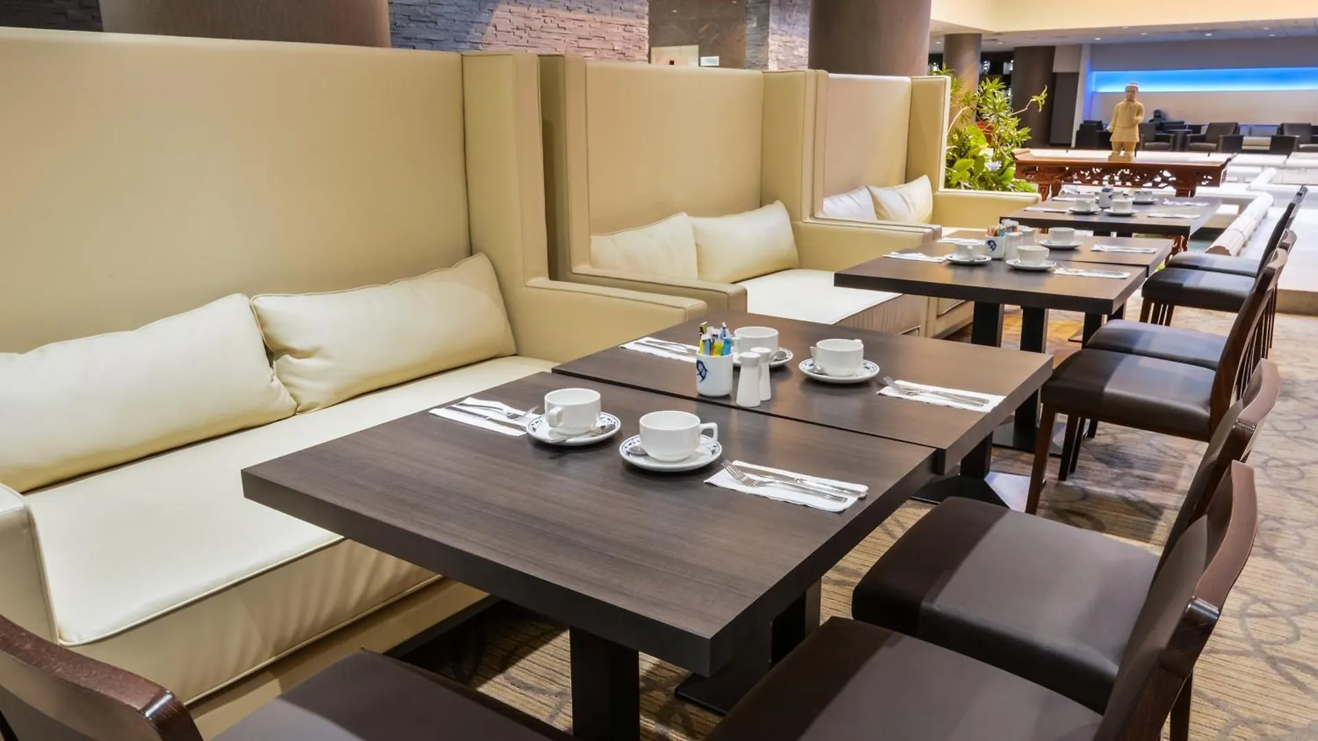 Hotel Holiday Inn Montreal Centre Ville Downtown By Ihg