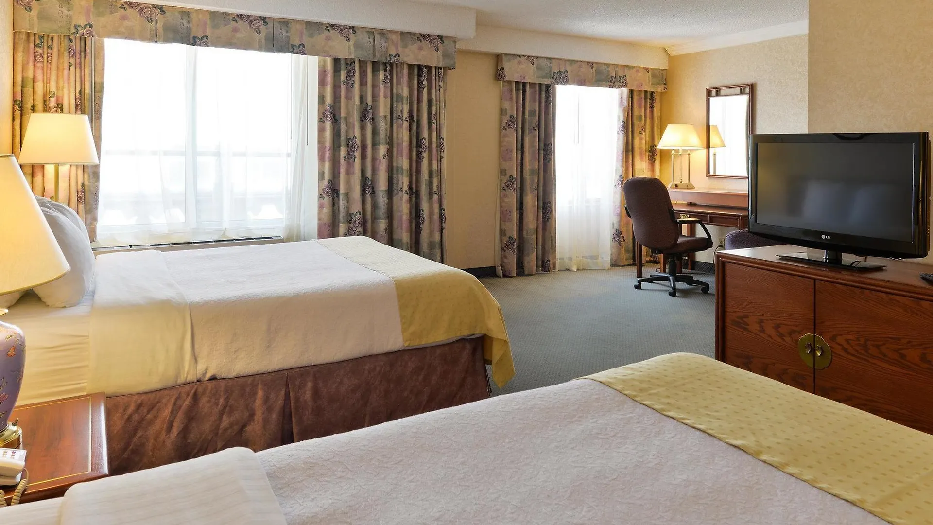 Hotel Holiday Inn Montreal Centre Ville Downtown By Ihg