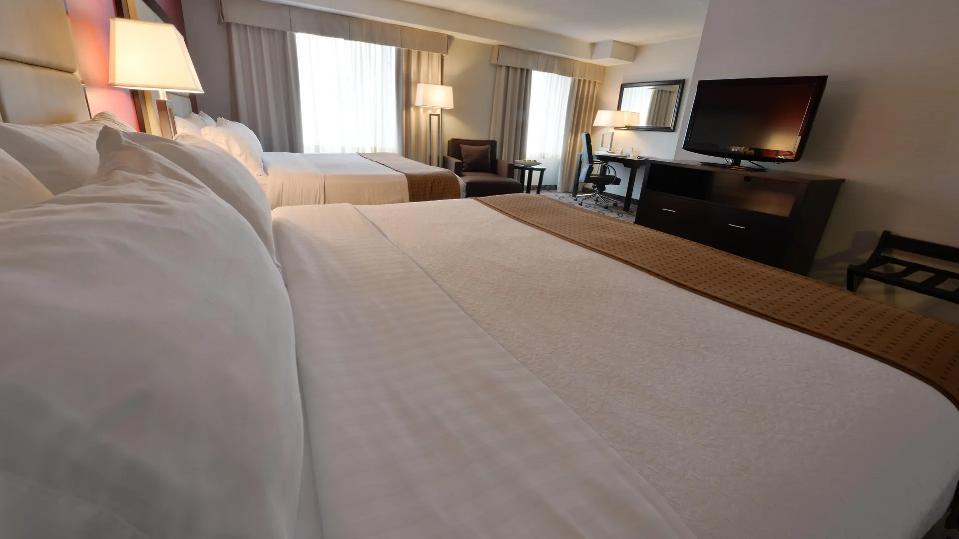 Holiday Inn Montreal Centre Ville Downtown By Ihg