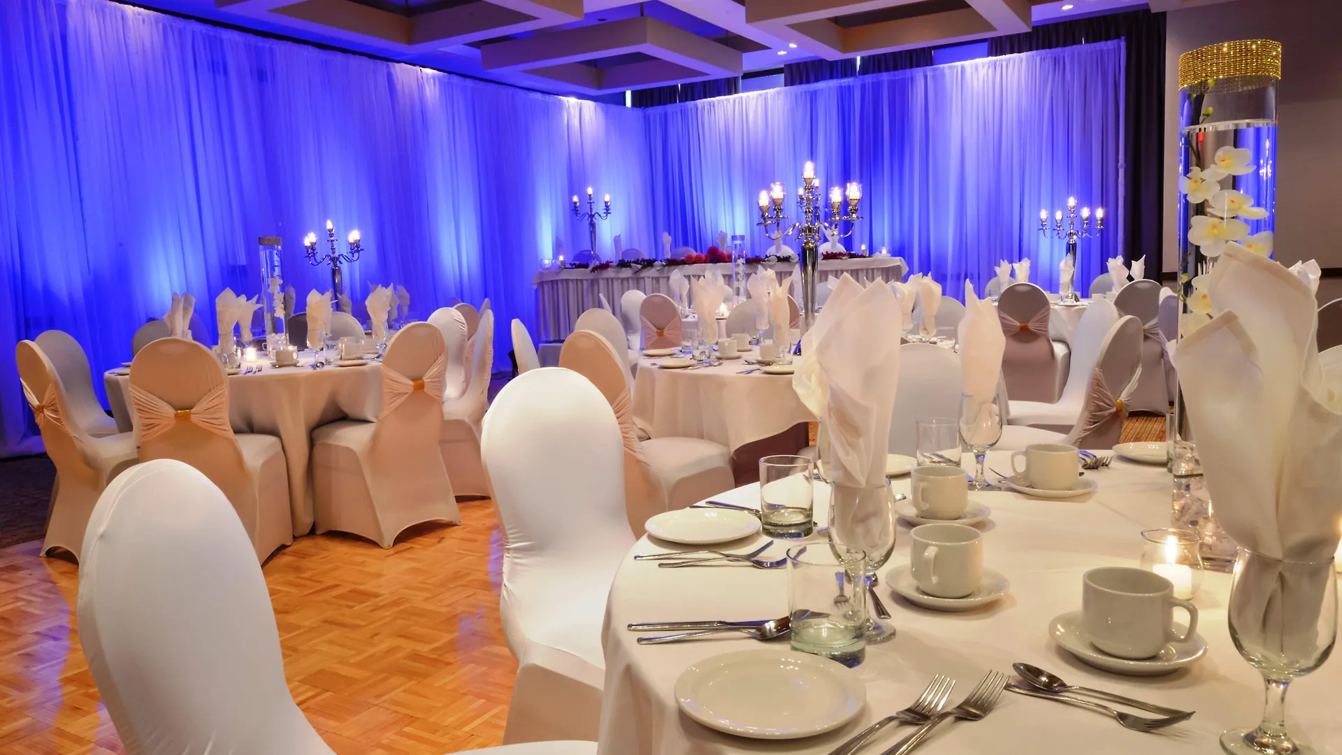 Hotel Holiday Inn Montreal Centre Ville Downtown By Ihg