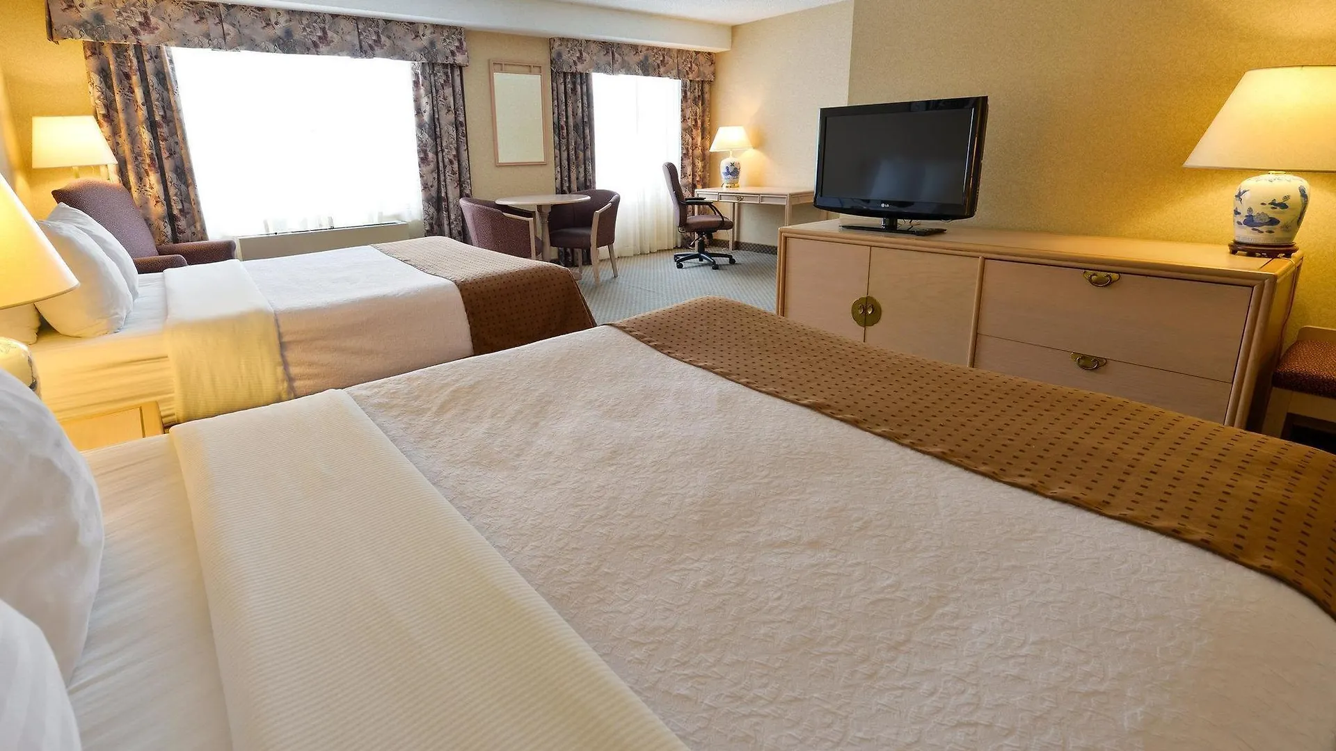 Hotel Holiday Inn Montreal Centre Ville Downtown By Ihg
