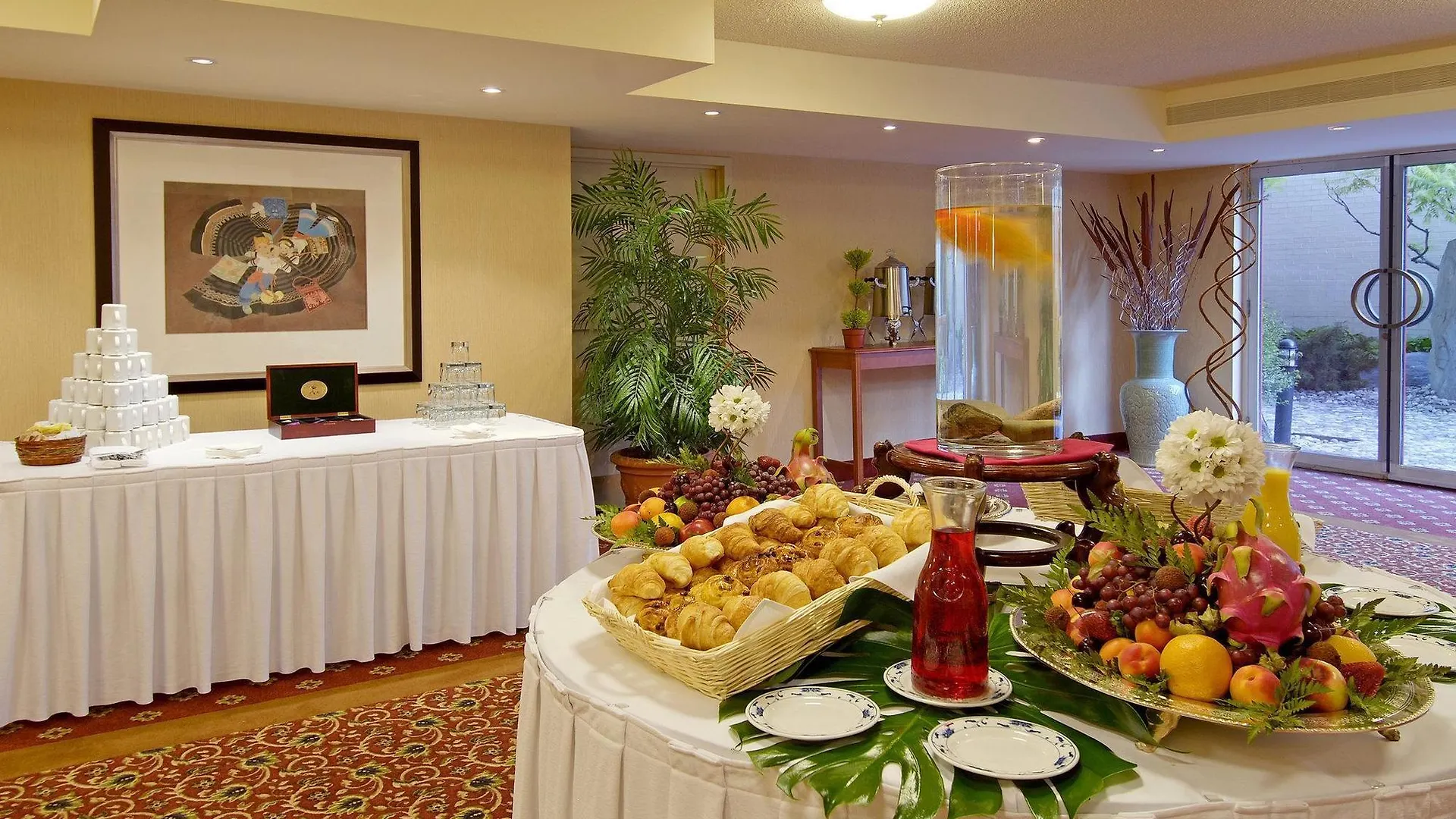 Holiday Inn Montreal Centre Ville Downtown By Ihg Hotel